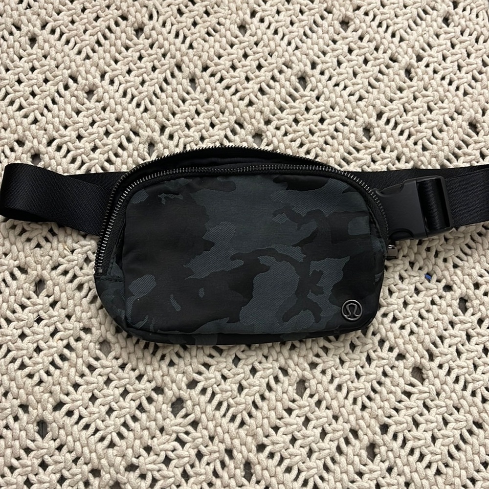 lululemon Everywhere Belt Bag Camo